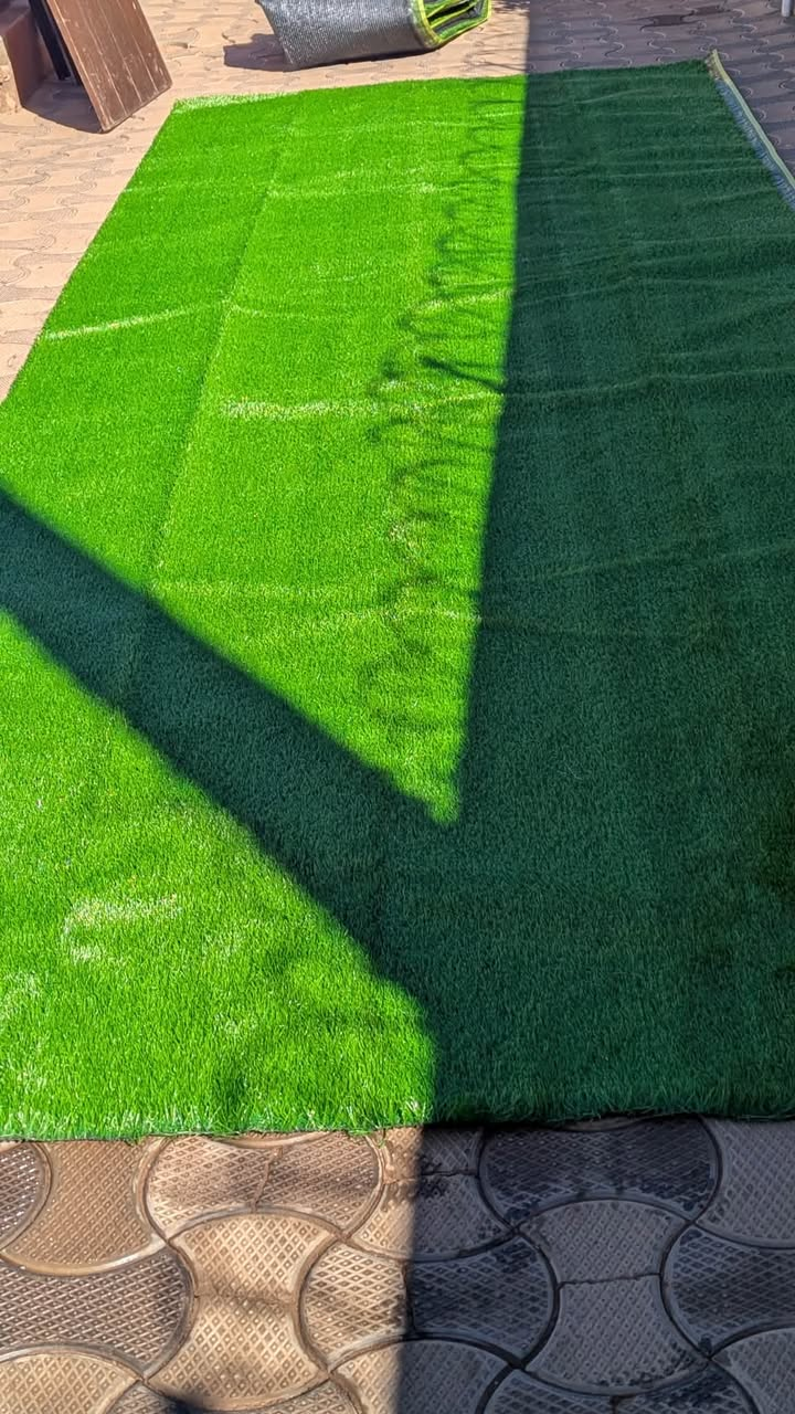 Gazon synthétique posé sur une terrasse pavée